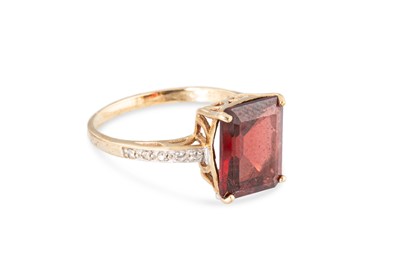 Lot 45 - A GARNET AND DIAMOND SET RING, the central...