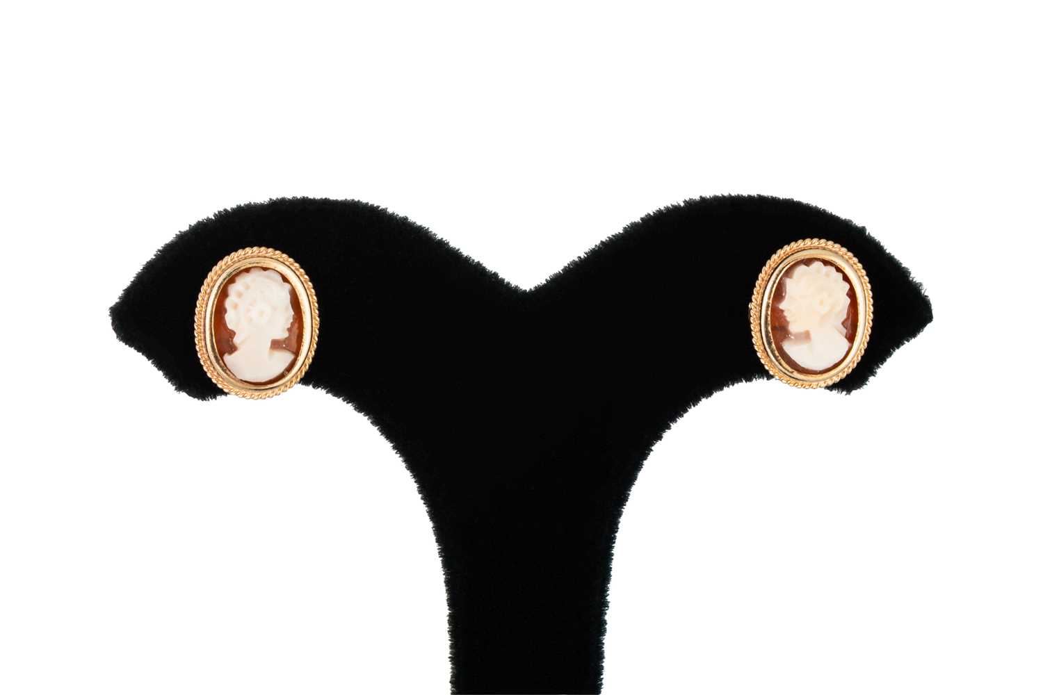 Lot 46 - A PAIR OF CAMEO EARRINGS, the carved cameos...