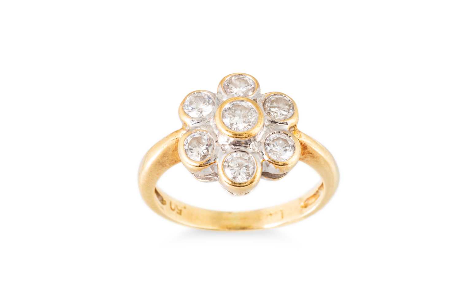 Lot 48 - A DIAMOND DAISY CLUSTER RING, the round...