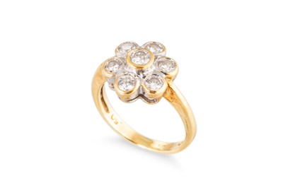 Lot 48 - A DIAMOND DAISY CLUSTER RING, the round...