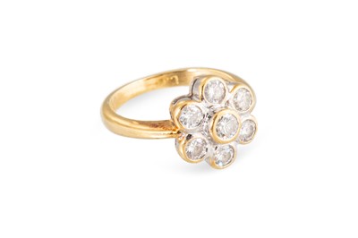Lot 48 - A DIAMOND DAISY CLUSTER RING, the round...