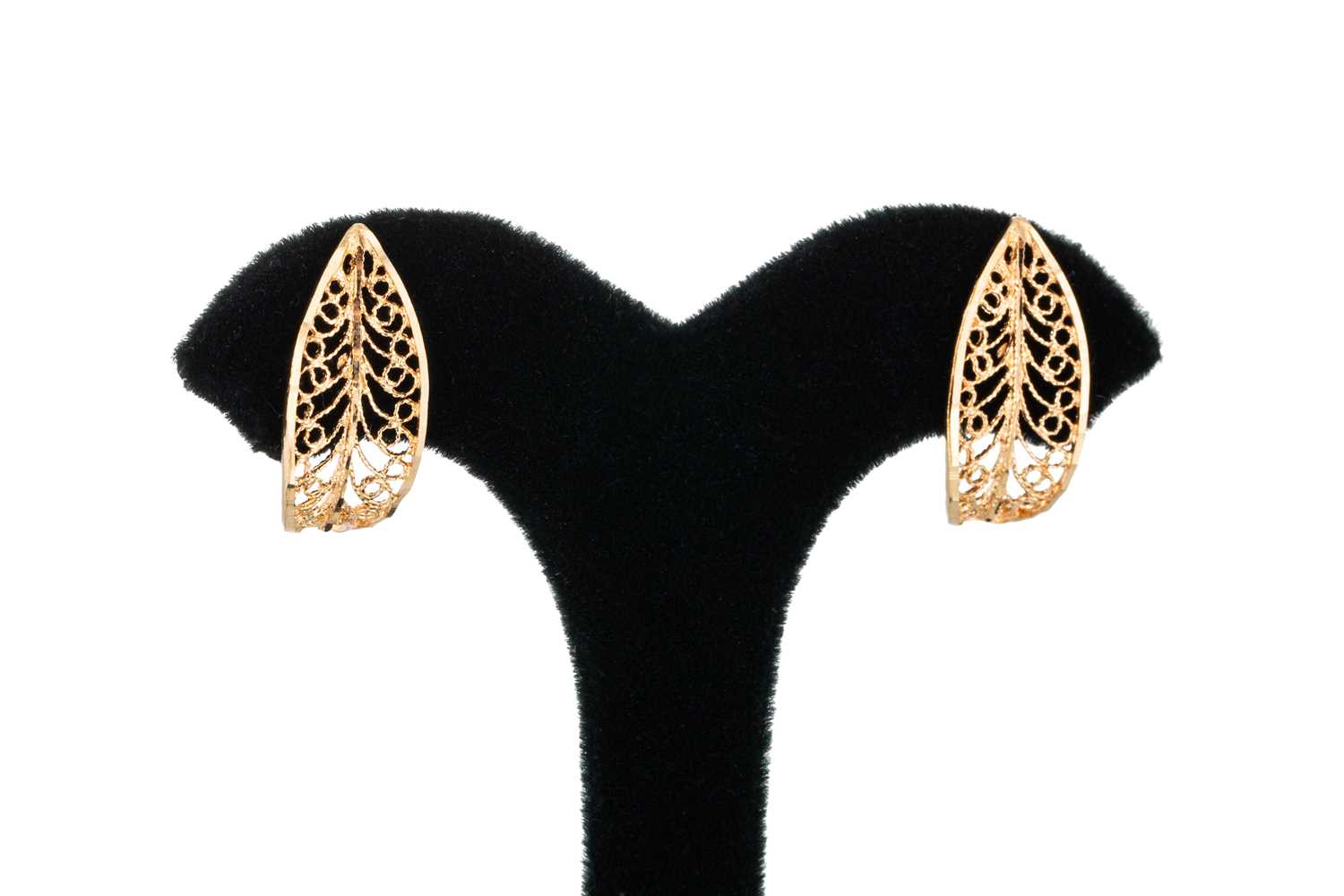 Lot 53 - A PAIR OF 9CT GOLD EARRINGS, of leaf design
