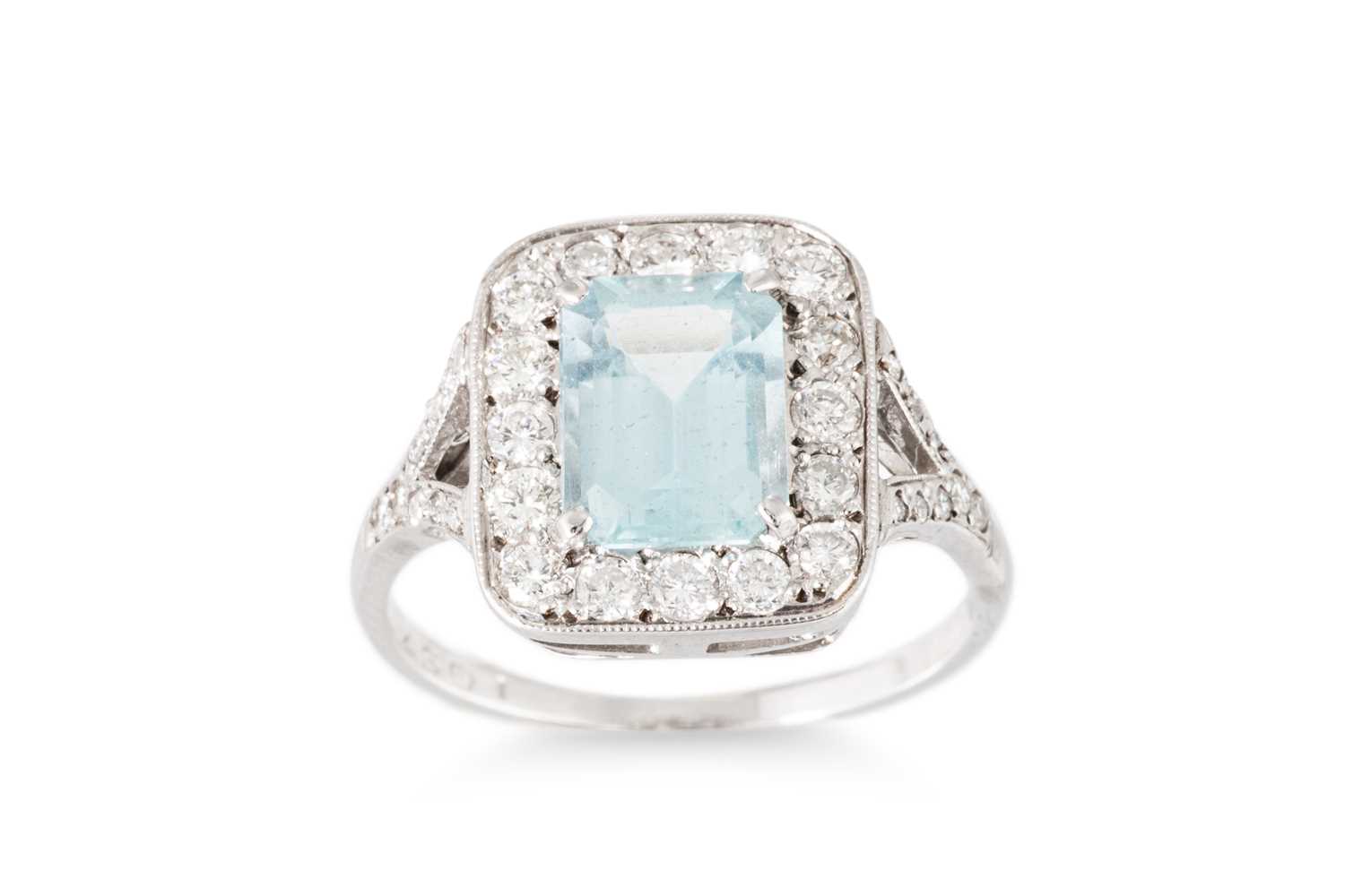 Lot 78 - AN AQUAMARINE AND DIAMOND CLUSTER RING, the...