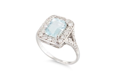 Lot 78 - AN AQUAMARINE AND DIAMOND CLUSTER RING, the...