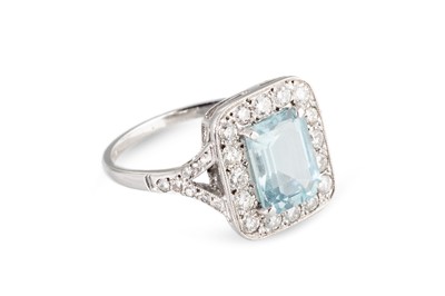 Lot 78 - AN AQUAMARINE AND DIAMOND CLUSTER RING, the...