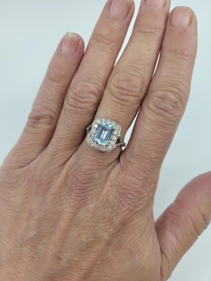 Lot 78 - AN AQUAMARINE AND DIAMOND CLUSTER RING, the...