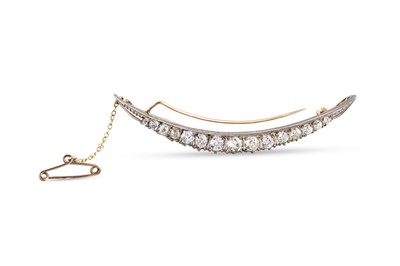 Lot 204 - AN ANTIQUE DIAMOND SET CRESCENT BROOCH, set...