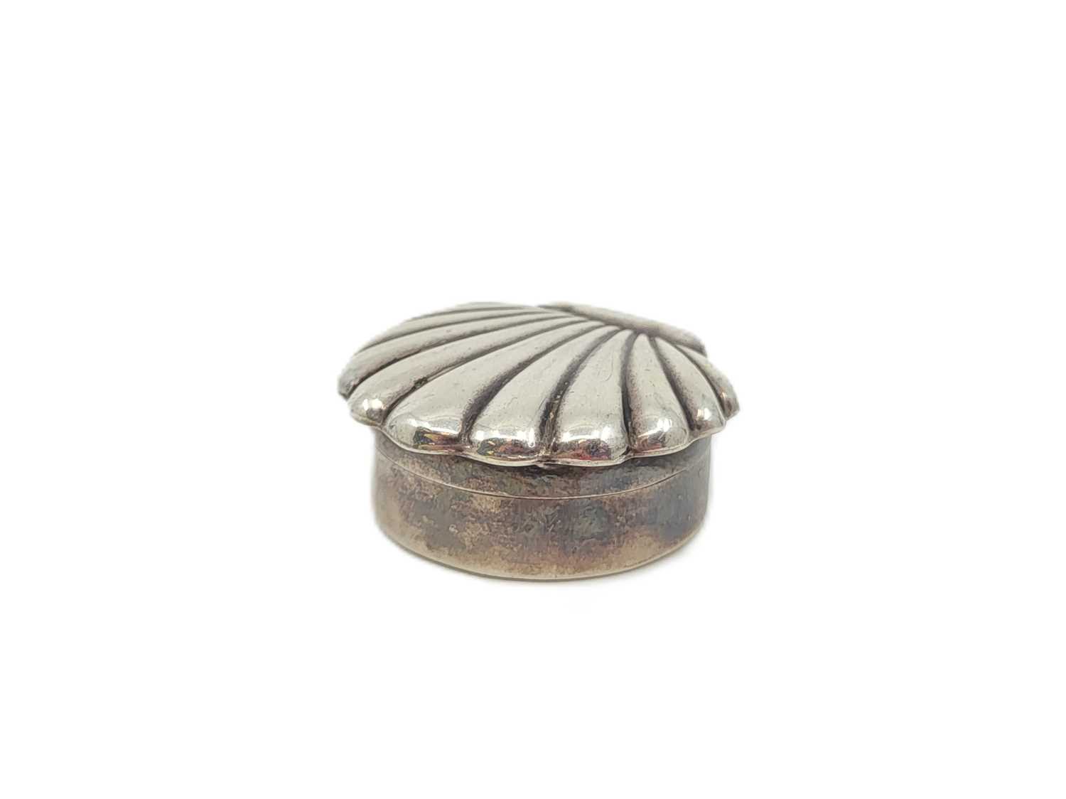 Lot 467 - A STERLING SILVER PILL BOX, with shell style lid