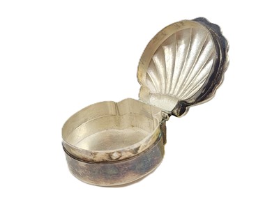 Lot 467 - A STERLING SILVER PILL BOX, with shell style lid