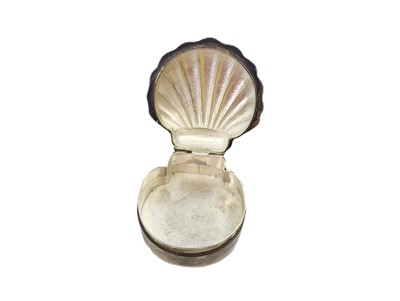 Lot 467 - A STERLING SILVER PILL BOX, with shell style lid