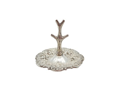 Lot 513 - AN EDWARDIAN STERLING SILVER RING TREE,...