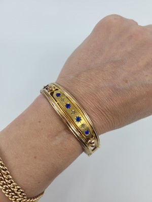 Lot 370 - AN EARLY 20TH CENTURY GOLD PLATED BANGLE, set...