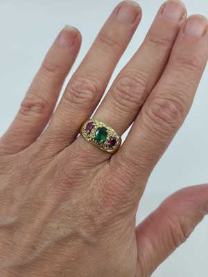 Lot 274 - A VINTAGE EMERALD, RUBY AND DIAMOND CLUSTER...
