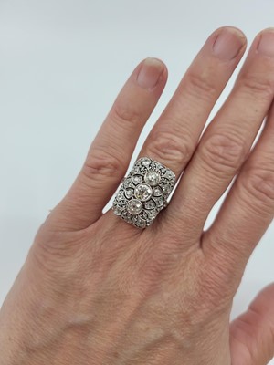 Lot 279 - AN ANTIQUE DIAMOND CLUSTER RING, of geometric...