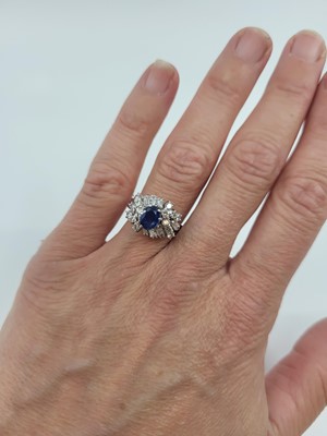 Lot 283 - A VINTAGE SAPPHIRE AND DIAMOND CLUSTER RING,...