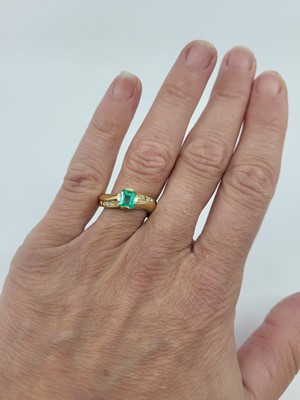 Lot 303 - AN EMERALD AND DIAMOND RING, the rectangular...