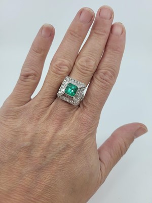 Lot 305 - AN EMERALD AND DIAMOND CLUSTER RING, the...