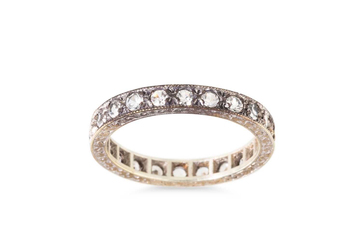 Lot 89 - AN ANTIQUE STONE SET FULL ETERNITY RING,...