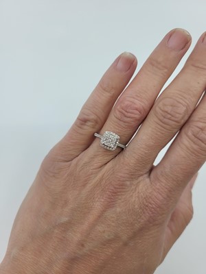 Lot 111 - A DIAMOND CLUSTER RING, the round cut diamonds...