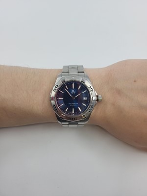 Lot 395 - A GENT'S TAG HEUER AQUARACER WRISTWATCH, navy...
