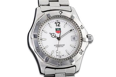 Lot 398 - A GENT'S TAG HEUER PROFESSIONAL WRISTWATCH,...