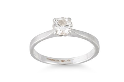 Lot 246 - A DIAMOND SOLITAIRE RING, the round brilliant...