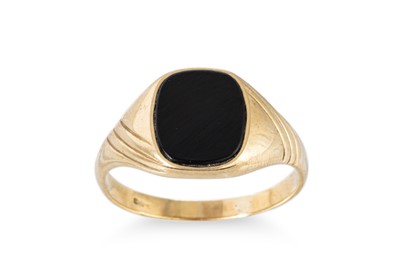 Lot 94 - A GENT'S ONYX SET RING, mounted in 9ct yellow...
