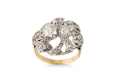 Lot 77 - AN ANTIQUE DIAMOND CLUSTER RING, set with old...