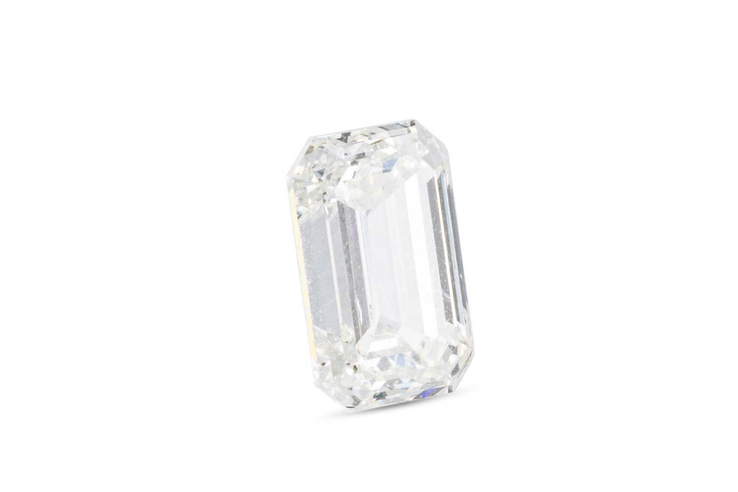Lot 349 - AN UNMOUNTED DIAMOND, emerald cut diamond,...
