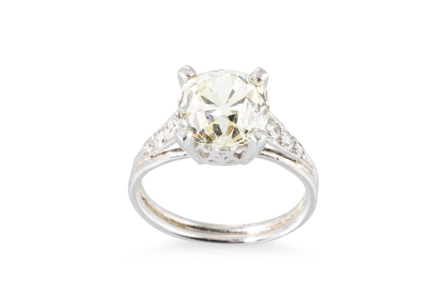 Lot 252 - AN OLD CUT DIAMOND SOLITAIRE RING, the central...