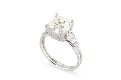Lot 252 - AN OLD CUT DIAMOND SOLITAIRE RING, the central...