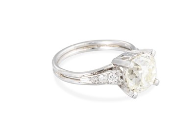 Lot 252 - AN OLD CUT DIAMOND SOLITAIRE RING, the central...