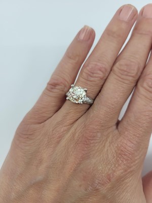 Lot 252 - AN OLD CUT DIAMOND SOLITAIRE RING, the central...