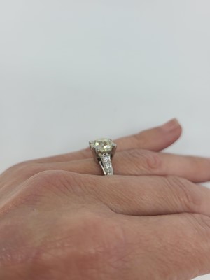 Lot 252 - AN OLD CUT DIAMOND SOLITAIRE RING, the central...