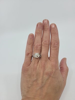 Lot 252 - AN OLD CUT DIAMOND SOLITAIRE RING, the central...