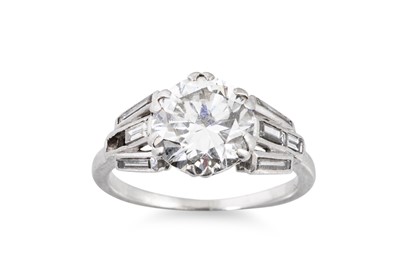 Lot 350 - A DIAMOND SOLITAIRE RING, 1930s, the circular...