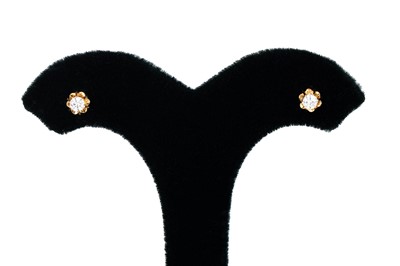 Lot 91 - A PAIR OF DIAMOND STUD EARRINGS, the round...