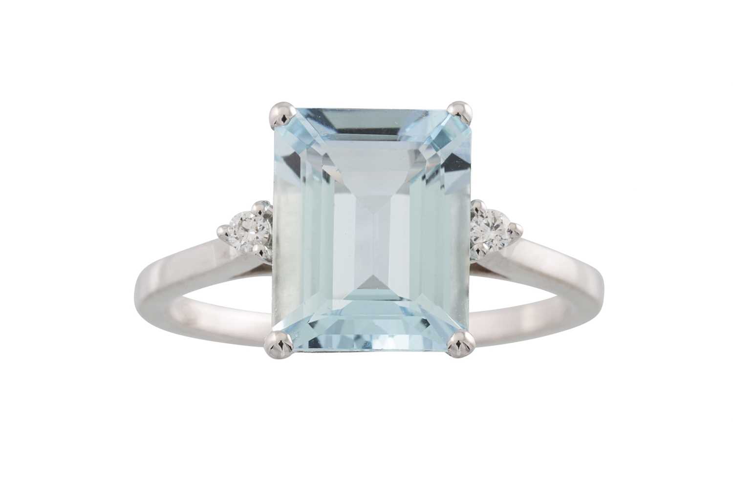 Lot 261 - AN AQUAMARINE SINGLE STONE RING, the...