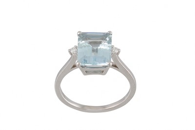 Lot 261 - AN AQUAMARINE SINGLE STONE RING, the...