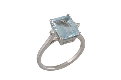 Lot 261 - AN AQUAMARINE SINGLE STONE RING, the...