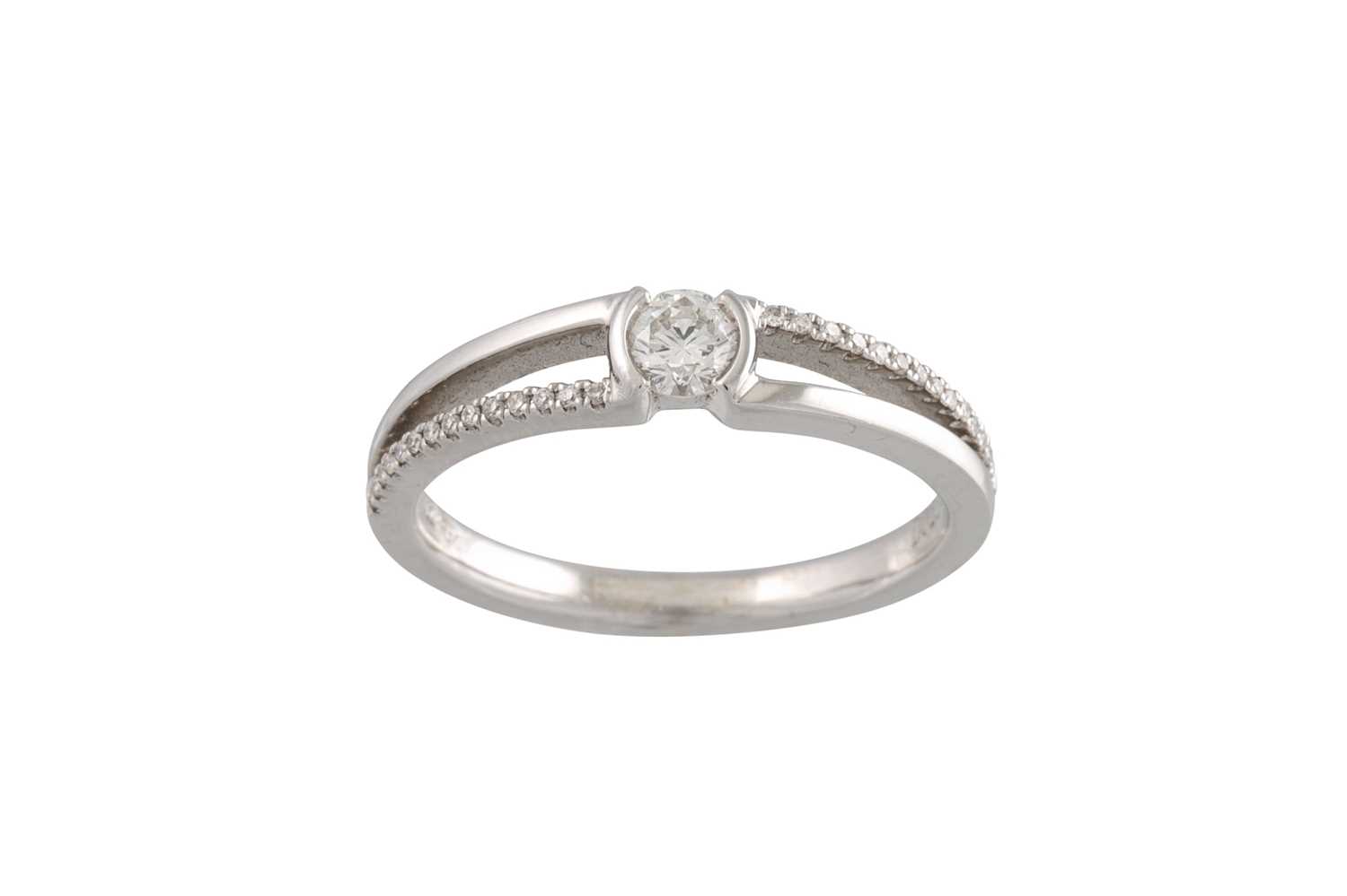 Lot 262 - A DIAMOND SOLITAIRE RING, the brilliant cut...