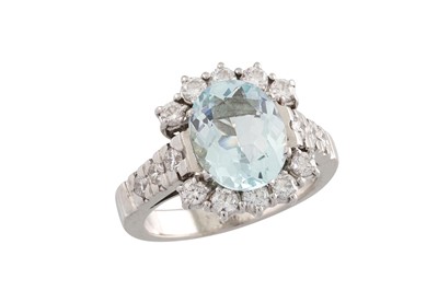 Lot 274 - AN AQUAMARINE AND DIAMOND CLUSTER RING, the...