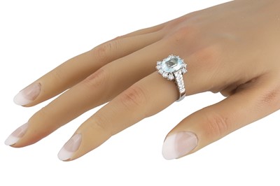 Lot 274 - AN AQUAMARINE AND DIAMOND CLUSTER RING, the...