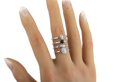 Lot 275 - A DIAMOND AND SAPPHIRE LINK RING, in stack...