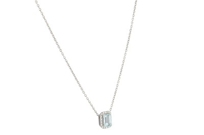 Lot 281 - AN AQUAMARINE AND DIAMOND CLUSTER PENDANT, the...