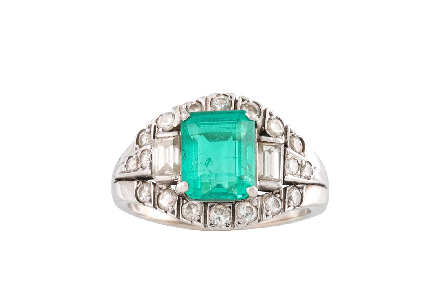 Lot 236 - AN EMERALD AND DIAMOND CLUSTER RING, the...