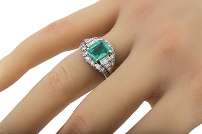 Lot 236 - AN EMERALD AND DIAMOND CLUSTER RING, the...