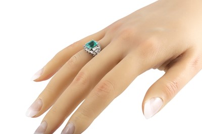 Lot 236 - AN EMERALD AND DIAMOND CLUSTER RING, the...