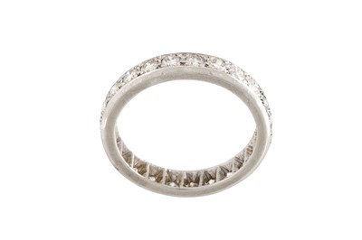 Lot 196 - A VINTAGE DIAMOND ETERNITY BAND, the brilliant...