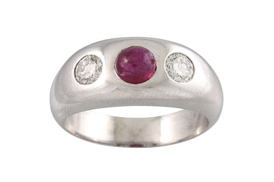 Lot 197 - A RUBY AND DIAMOND THREE STONE RING, set with...